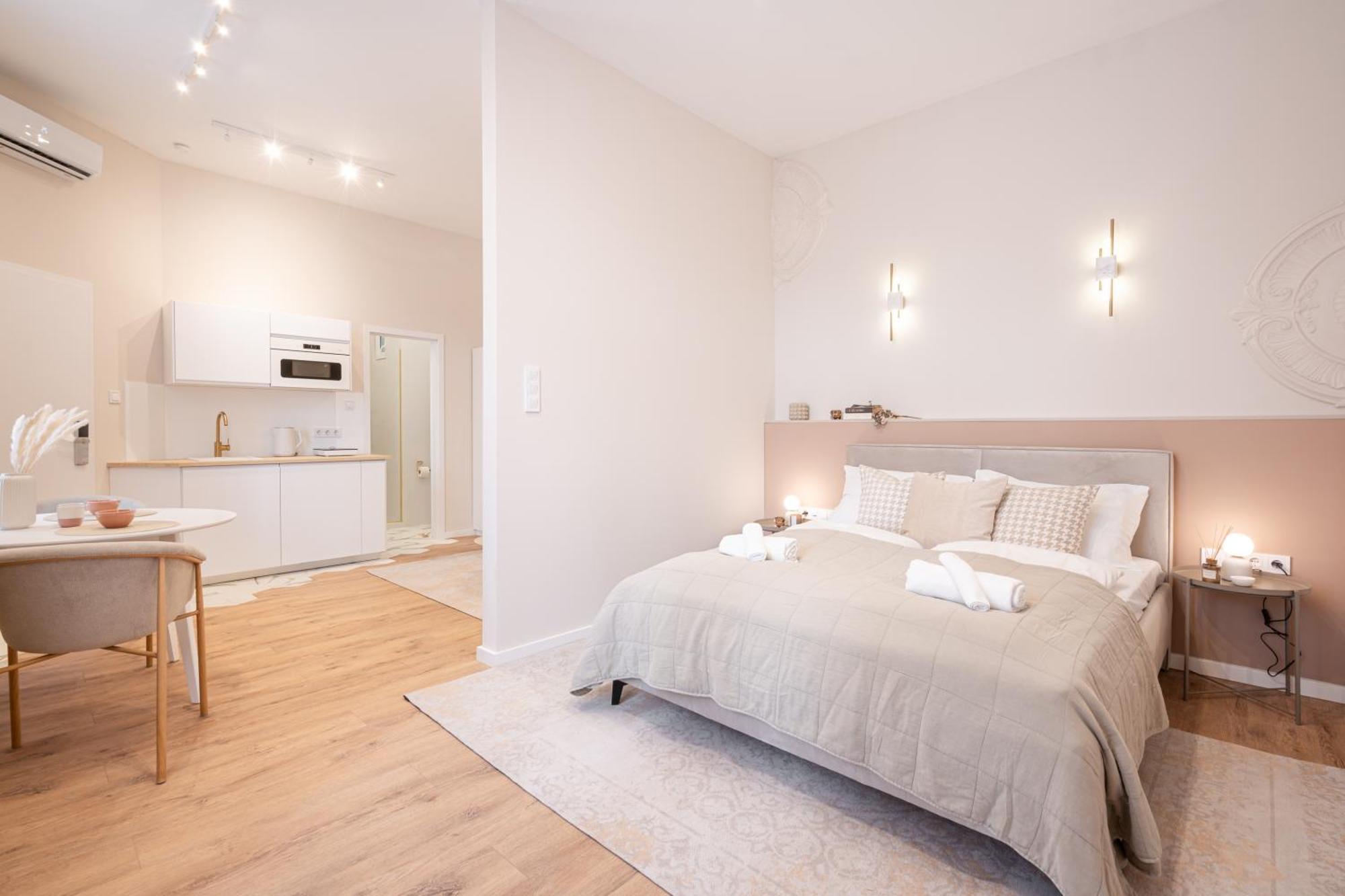 A43 - Akacfa Street Heritage - Location By Bqa Apartament *