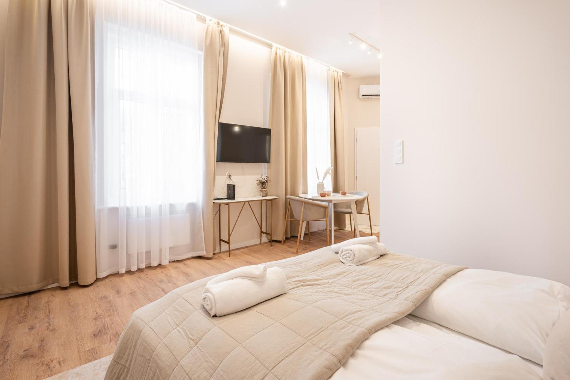 A43 - Akacfa Street Heritage - Location By Bqa Apartament *
